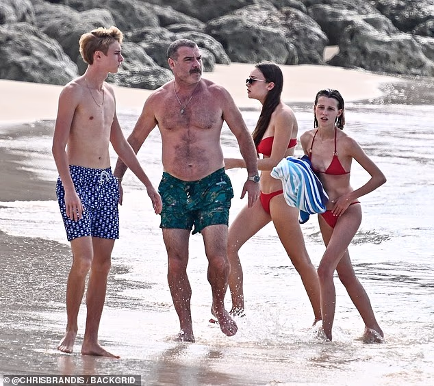 Schreiberu se pridružilo dvoje od njegovo troje djece - Sasha, 18, i Kai, 17 - zajedno s jednim od njihovih prijatelja dok su se ukrcavali na čamac za sportove na vodi