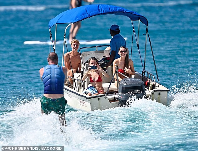 U to vrijeme, izvor je za Daily Mail rekao da je glumac ostao 'posramljen' pažnjom, dodajući da ne voli kad ljudi znaju da traži bolničku njegu zbog glavobolje jer zbog toga izgleda 'slabo' dok je na vrhuncu svoje karijere