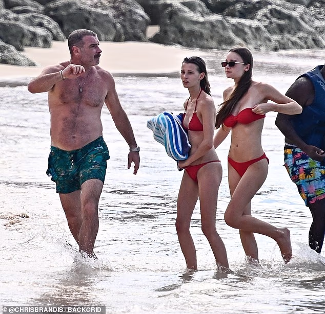 58-godišnji glumac šetao je plažom u zelenim kupaćim hlačama s tropskim uzorkom, izgledajući opušteno i opušteno