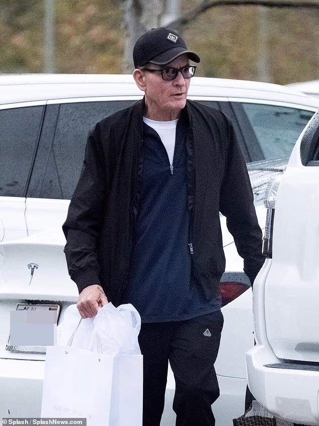 Zvijezda Dva i pol muškarca, 60, držao se povučeno u tamnoj ležernoj odjeći i bejzbolskoj kapici dok je hodao pored 20-godišnje Lole, koja je bila udobno odjevena u nježno ružičastu salonku