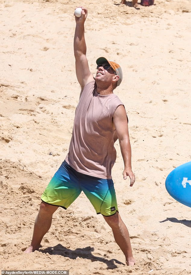 U pravom Warnerovom stilu, svečani izlazak na plažu uključivao je i kriket na plaži, a australska sportska ikona očito je bila u svom elementu dok se pridružio obiteljskoj zabavi