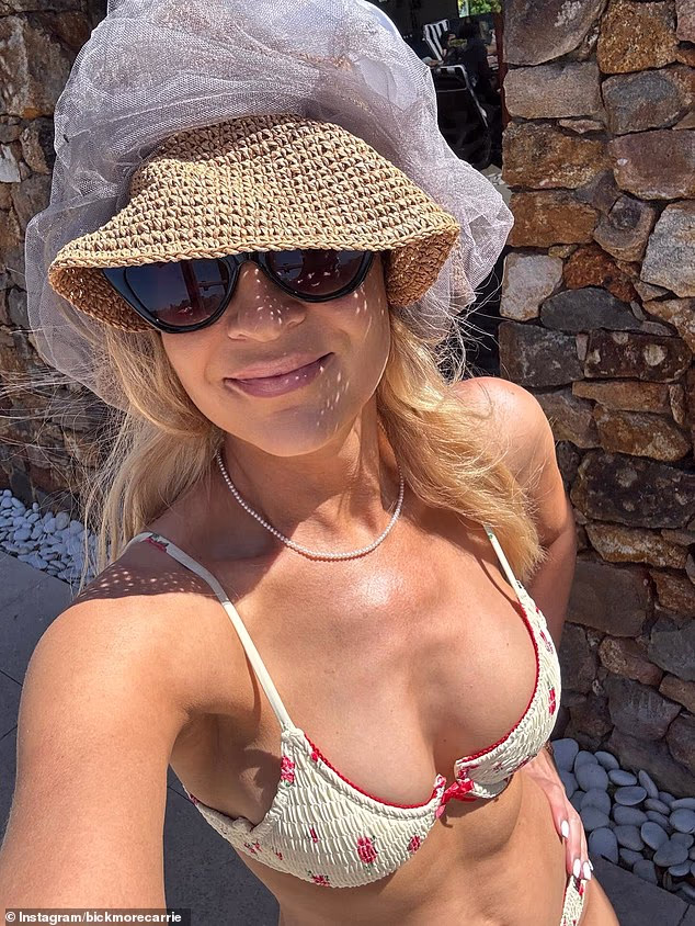 Plavokosa ljepotica (45) u četvrtak je na Instagramu podijelila niz slika koje pokazuju kako uživa u vrlo opuštajućem božićnom danu