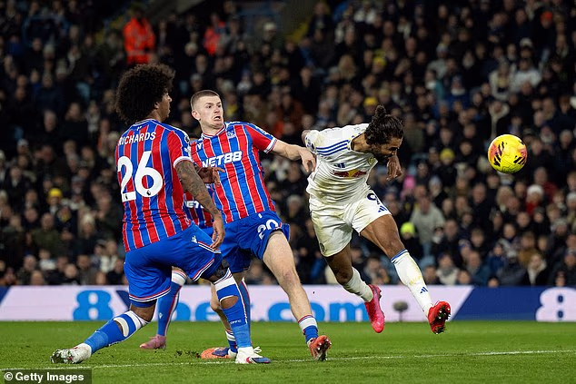 A 28-godišnjak je pogodio dvaput iz blizine u prekidima u rezultatu 4-1 za Crystal Palace.