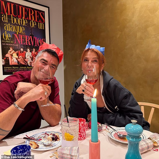 Božićni dan bio je uvelike obiteljski događaj jer je Dua dijelila fotografije svojih roditelja Anese i Dukagjina, kao i svoje mlađe braće i sestara Rine i Gjina