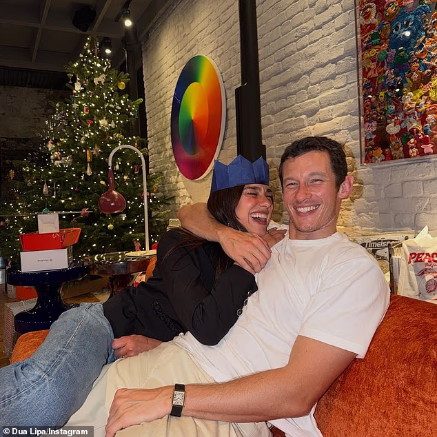 Još jedna snimka pokazuje kako se par hvali velikim osmjesima dok je Dua ležala na Callumu dok je on sjedio na sofi