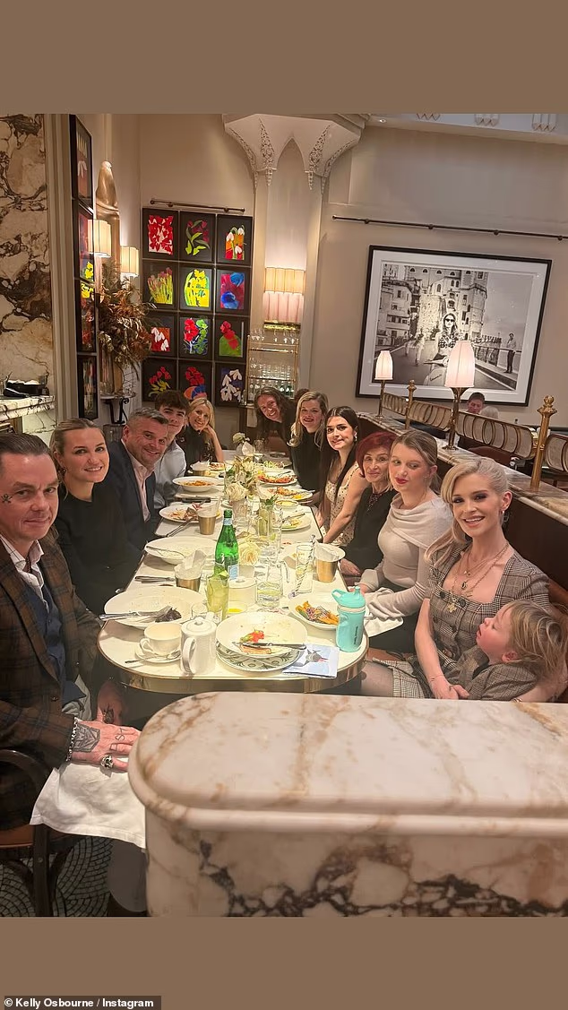 Obožavateljima je otkrila kako je obitelj otišla na raskošan ručak u restoran nakon što su Božić proveli u Sharoninoj kući u Buckinghamshireu