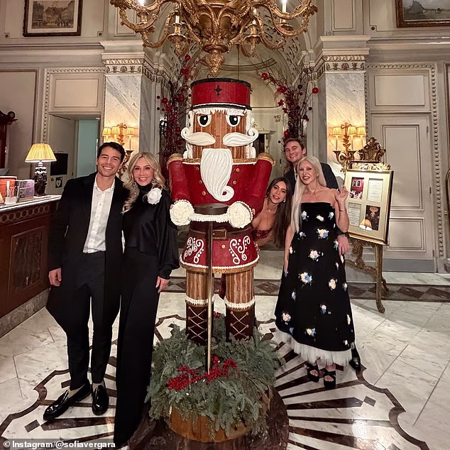 Vergara i Soare također su pozirali pored velikog Orašara u predvorju hotela Sacher s Manolom i Norvinom, kao i potonjin dečko Jack Alexander