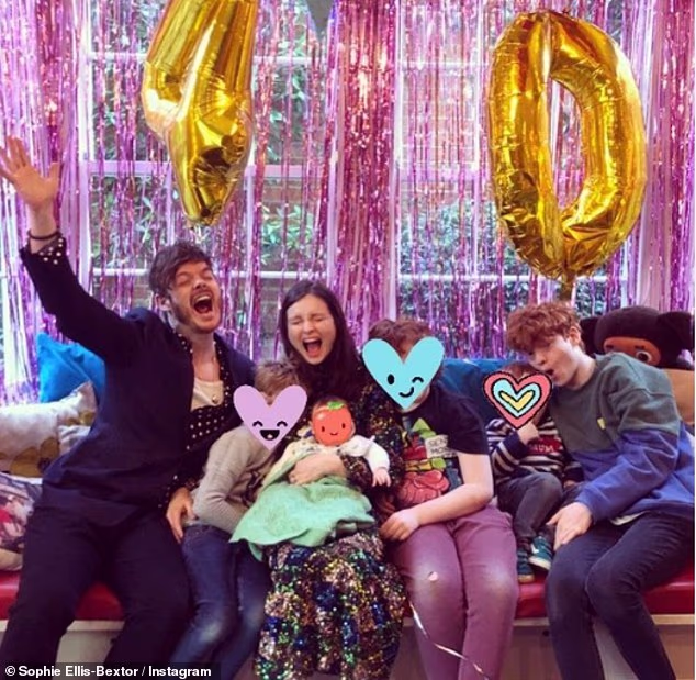 Pjevačica The Murder On The Dancefloor (46) sa suprugom Richardom Jonesom ima petero djece Sonnyja (21), Kita (14), Raya (11), Jesseja (7) i Mickeyja (4)