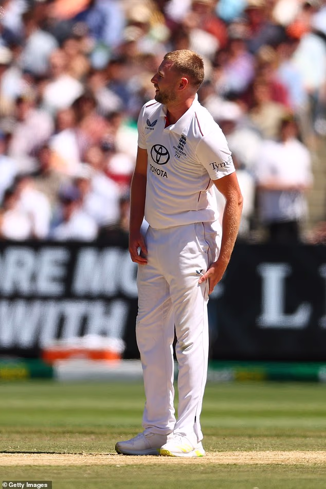 Gus Atkinson uhvatio se za nogu prije napuštanja terena drugog dana testa u Melbourneu