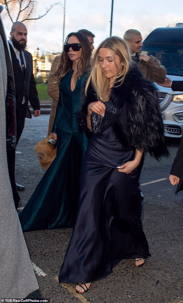 Kako bi upotpunila svoj izgled, dodala je centimetre svom stasu crnim štiklama s remenčićima