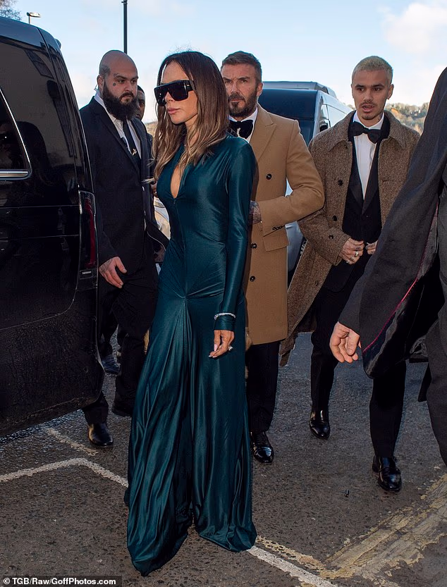 Elegantna odjeća sadržavala je duboki dekolte, duge rukave, nabrane detalje u struku i prednji dio suknje