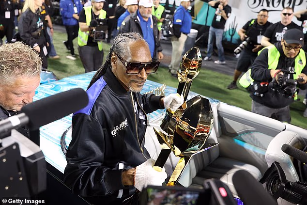 54-godišnjak na slici s peharom prvenstva nakon što je Fresno State pobijedio 18-3 tog dana