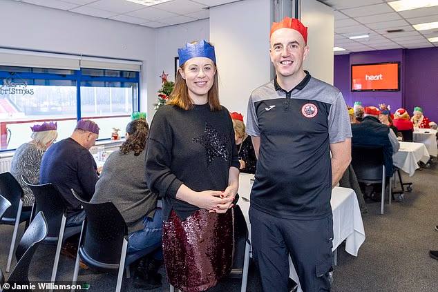 Predsjedavajući SPFL-a Nicky Reid sa službenikom za nogometni razvoj Stirling Albiona Craigom Mairom