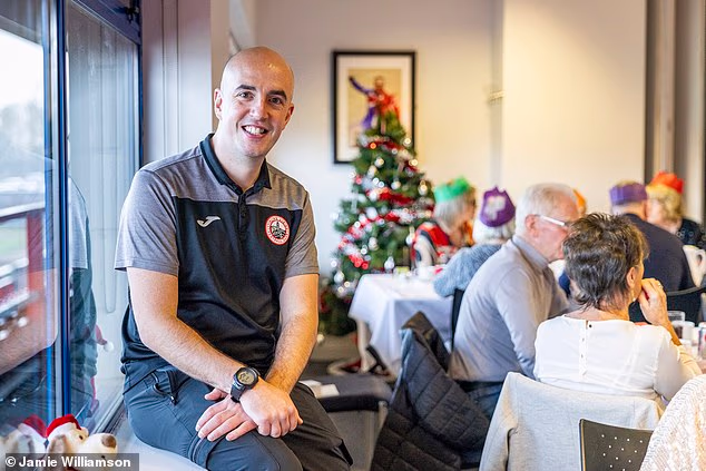 Mair kaže da Stirling pruža prilike za širok raspon godina da se uključe u klub