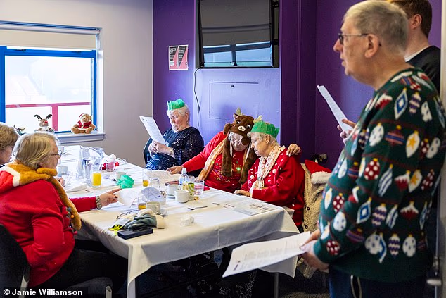 Večere su omogućile starijim i ranjivim nogometnim navijačima da se okupe tijekom blagdanske čarolije