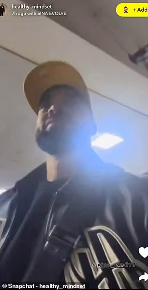 Ayodele je prikazan u videu