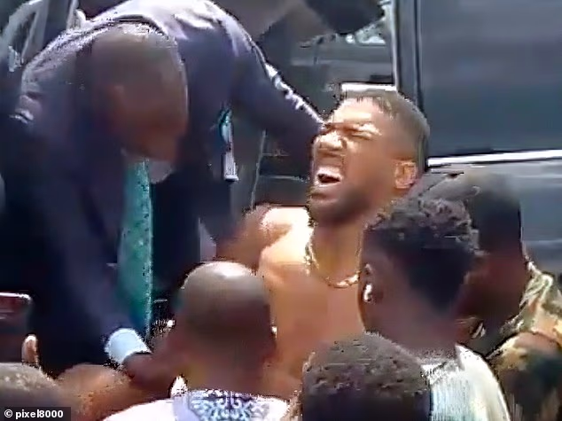 Činilo se da je Anthony Joshua u velikim bolovima dok su mu pomagali da ode s mjesta nesreće