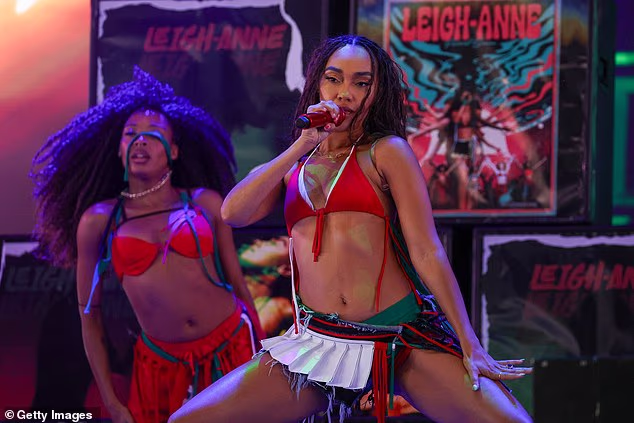 Pjevačica je prvi put potpisala ugovor s Warner Recordsom 2022. nakon solo karijere, ali ranije ove godine je odustala i sklopila partnerstvo s Virgin Music Group