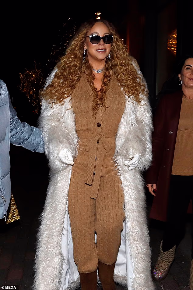 Kad je pala noć, Carey se ponovno pojavila u još jednoj fantastičnoj odjeći dok je šetala popločanim ulicama Aspena u smeđim čizmama od brušene kože