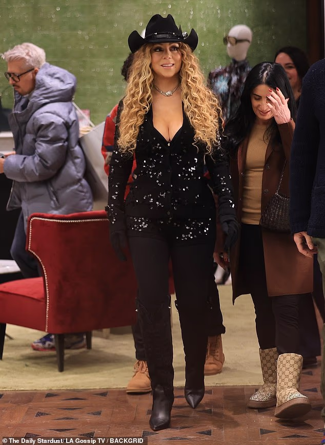 S kaubojskim šeširom na vrhu svojih lepršavih plavih kovrča, Carey je razgledavala luksuznu trgovinu s članovima svoje pratnje