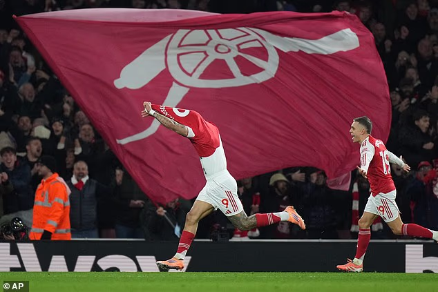 Arsenal je postigao četiri gola u drugom poluvremenu u izrazitoj pobjedi u utrci za naslov Premier lige