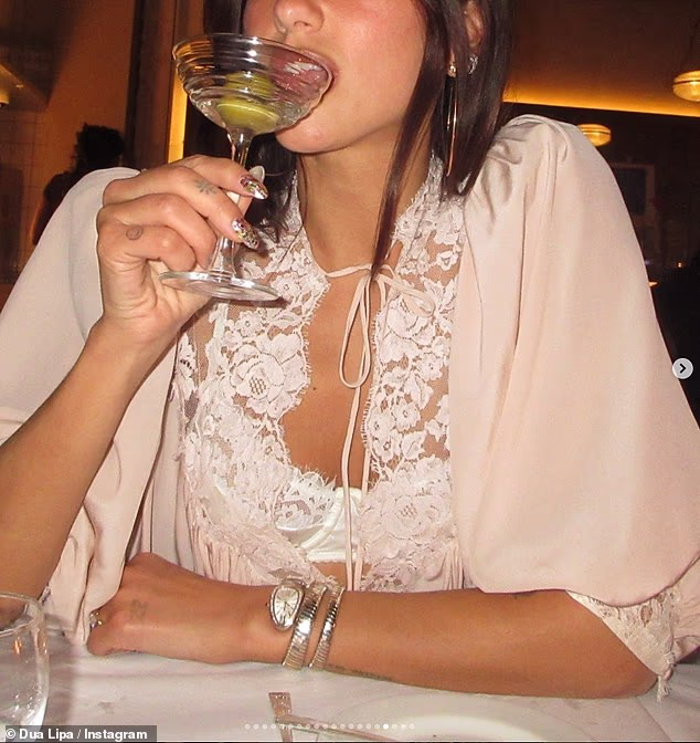 Dua Lipa uživala je u koktelu nakon što se avionom vratila iz Meksika kako bi dočekala Novu godinu u hladnoj Velikoj Britaniji