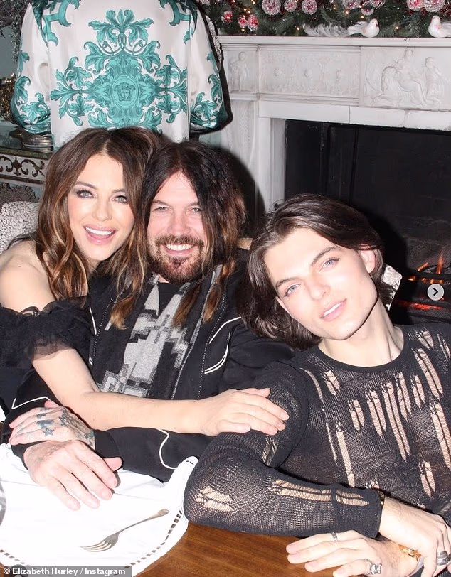 Glumica Elizabeth (60) priredila je omiljenu predstavu s dečkom Billyjem (64) dok su se pridružili njezinom sinu Damianu (23) na večeri uz vatru