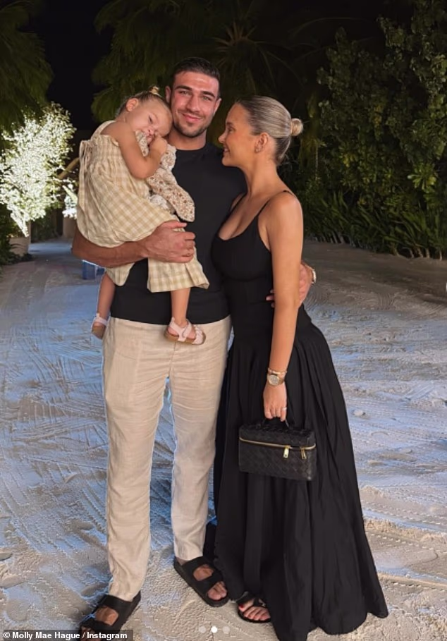 Molly-Mae Hague i Tommy Fury otputovali su na Maldive s dvogodišnjom kćeri Bambi.