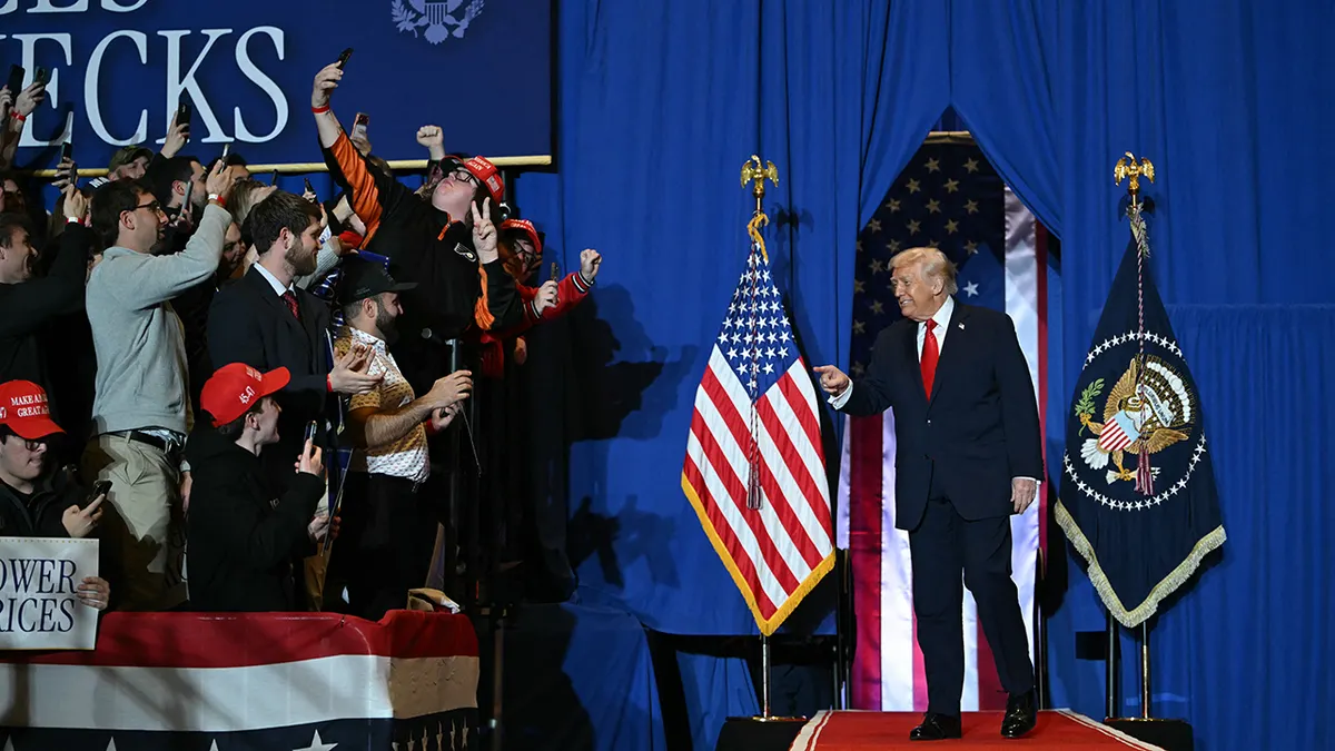 Predsjednik Trump pokazuje, smiješi se gomili