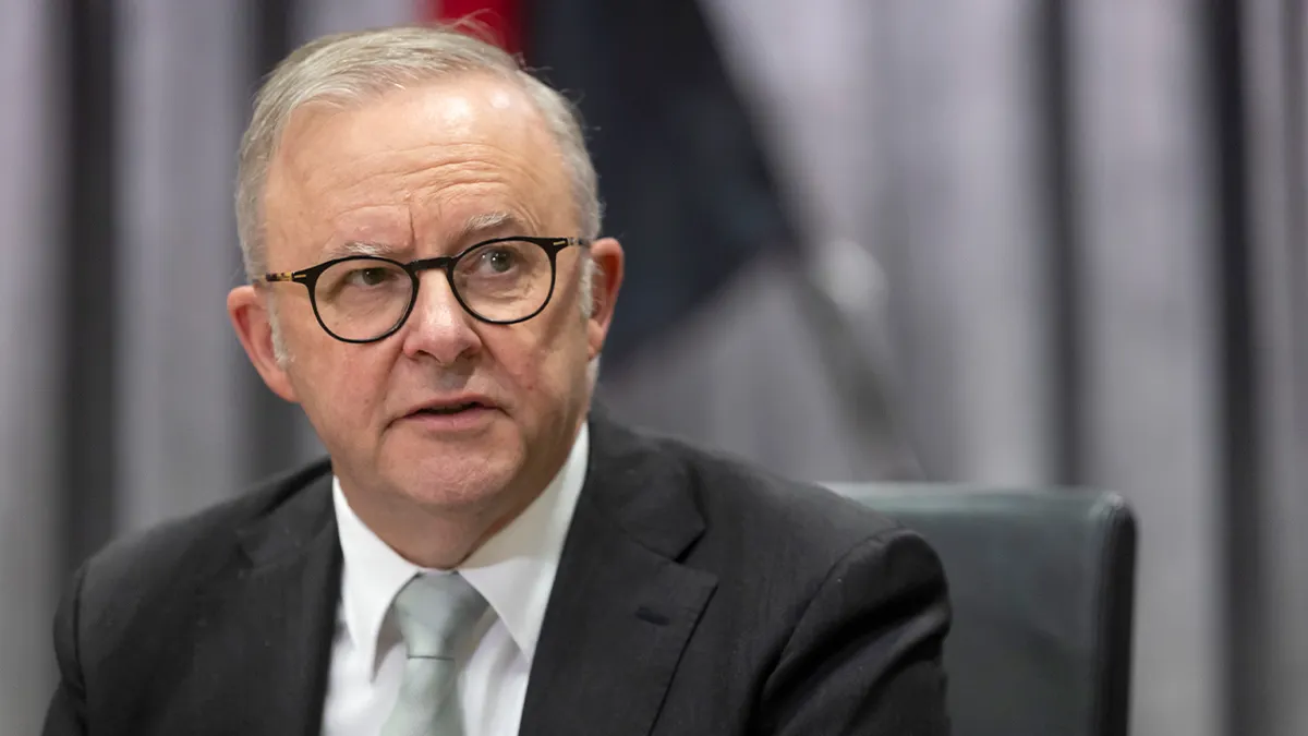 Australski premijer obraća se kolegama tijekom sastanka vlade na visokoj razini.