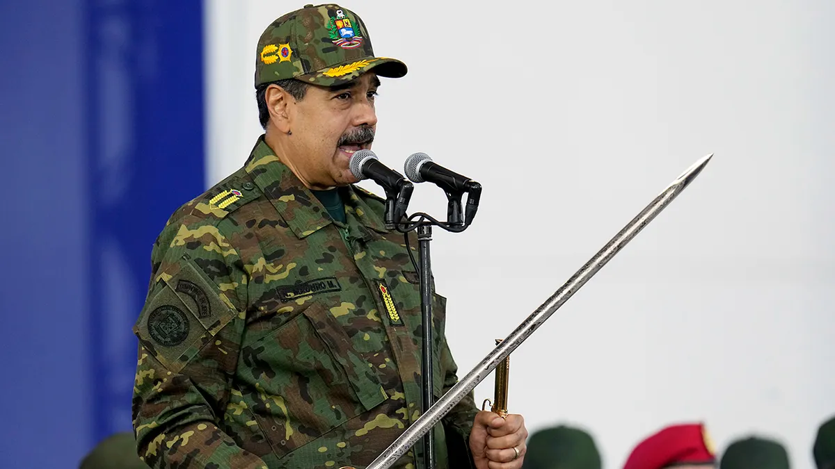 Nicolás Maduro maše mačem tijekom govora