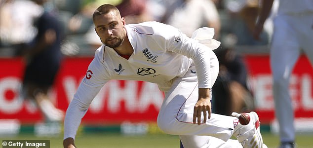 ADELAIDE, AUSTRALIJA - 19. PROSINCA: Will Jacks of England igra loptu tijekom trećeg dana treće testne utakmice u seriji Ashes 2025-26 između Australije i Engleske na Adelaide Ovalu 19. prosinca 2025. u Adelaideu, Australija. (Fotografija: Darrian Traynor/Getty Images)