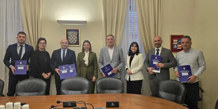 Državna tajnica Raguž uručila ugovore vrijedne četiri milijuna eura za sufinanciranje projekata u Dubrovačko-neretvanskoj županiji