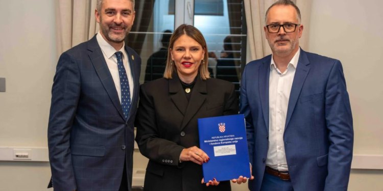 Državna tajnica Zrinka Raguž uručila 1.3 milijuna eura vrijedan ugovor o dodatnom sufinanciranju projekta Aglomeracije