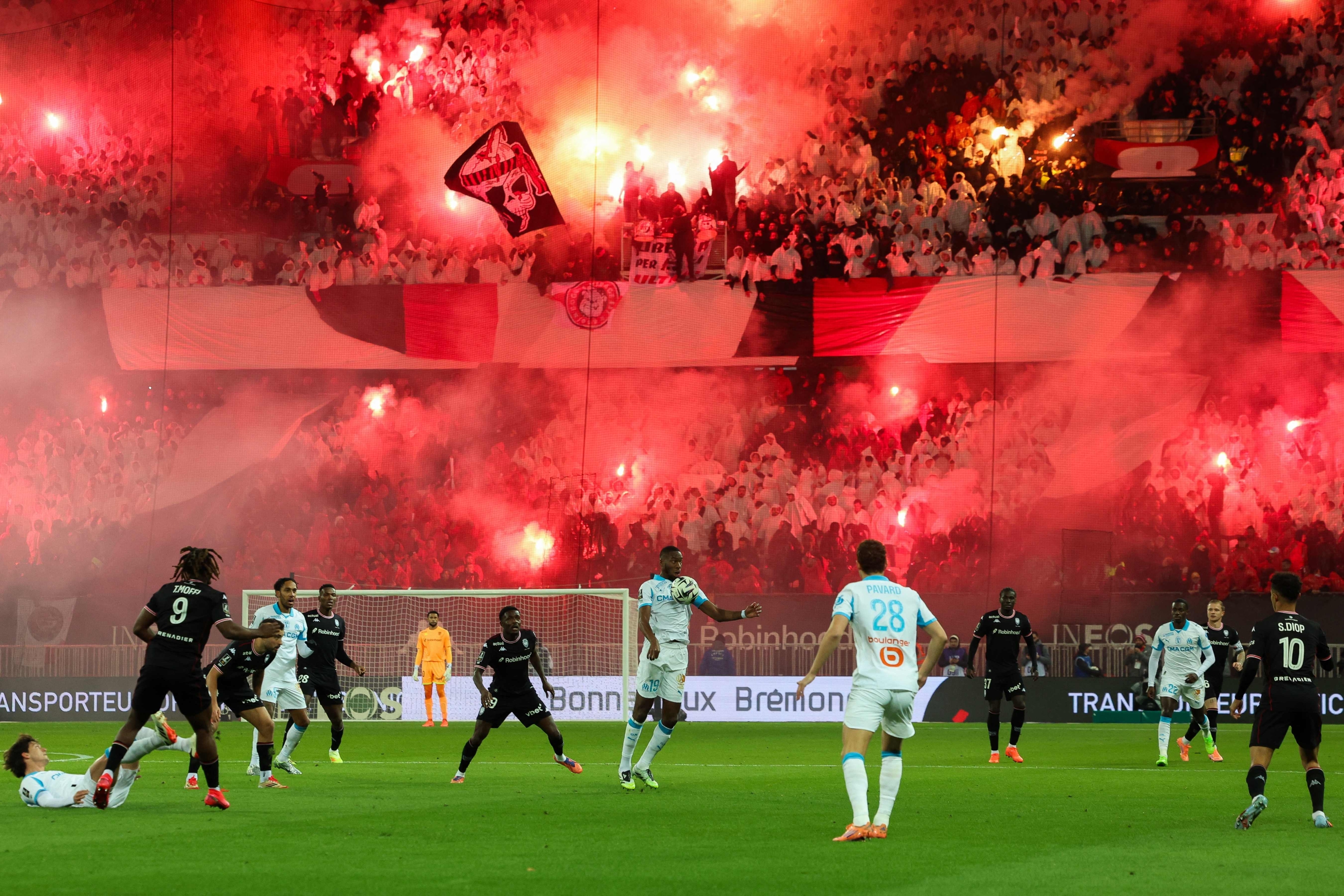 Marseilleov engleski napadač broj 10 Mason Greenwood (C) kontrolira loptu tijekom francuske L1 nogometne utakmice između OGC Nice i Olympique de Marseille (OM) na stadionu Allianz Riviera u Nici, jugoistočna Francuska, 21. studenog 2025. (Fotografija Valery HACHE / AFP)