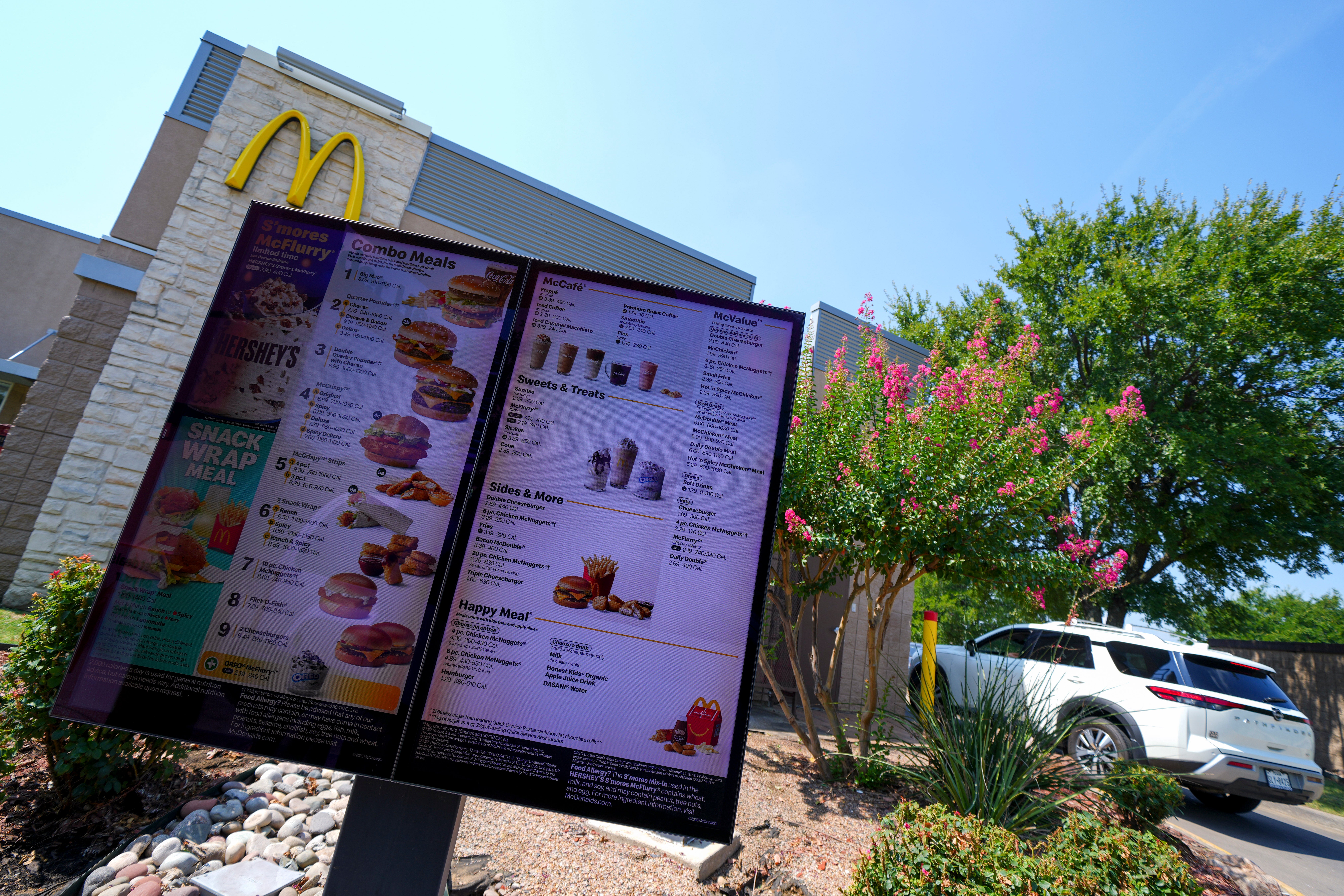 Muškarac iz Nebraske preminuo je nakon što je ostao priklješten između svog automobila i šaltera za naplatu u McDonald'sovom prolazu, priopćile su vlasti.