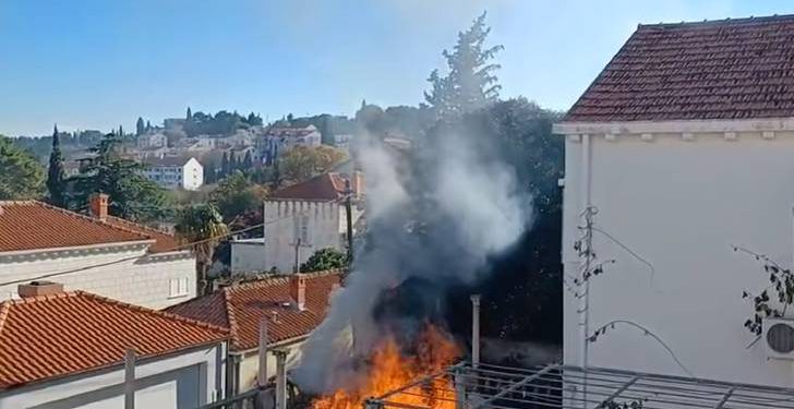 ADIO PAMETI Netko u Dubrovniku, na Lapadu spaljuje namještaj na terasi!?