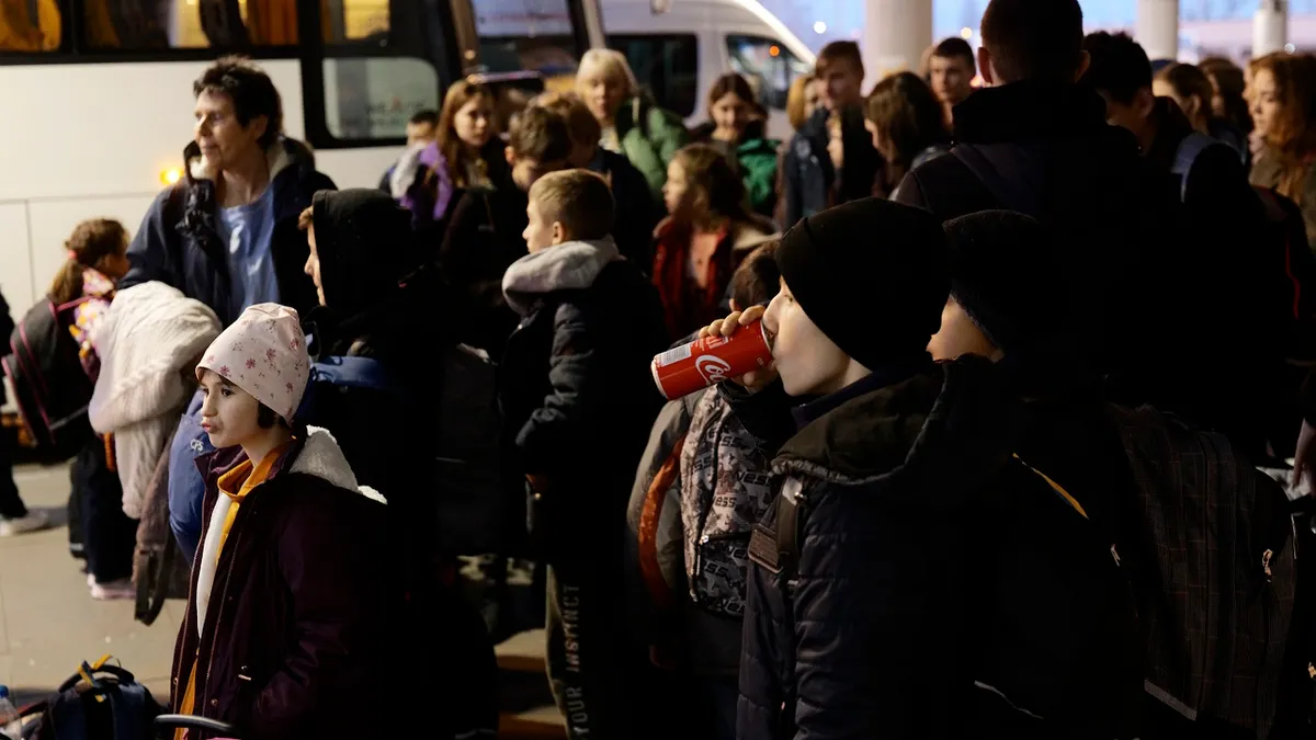 Siročad se spremaju za ukrcaj na vlak.