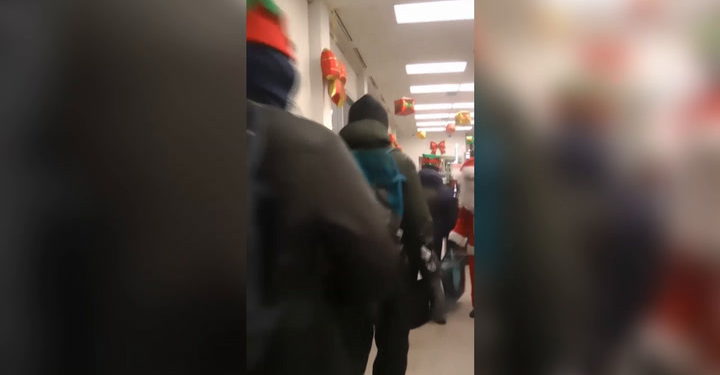 Aktivisti u Djedu Mrazu kradu hranu iz supermarketa u prosvjedu protiv troškova života | Vijesti