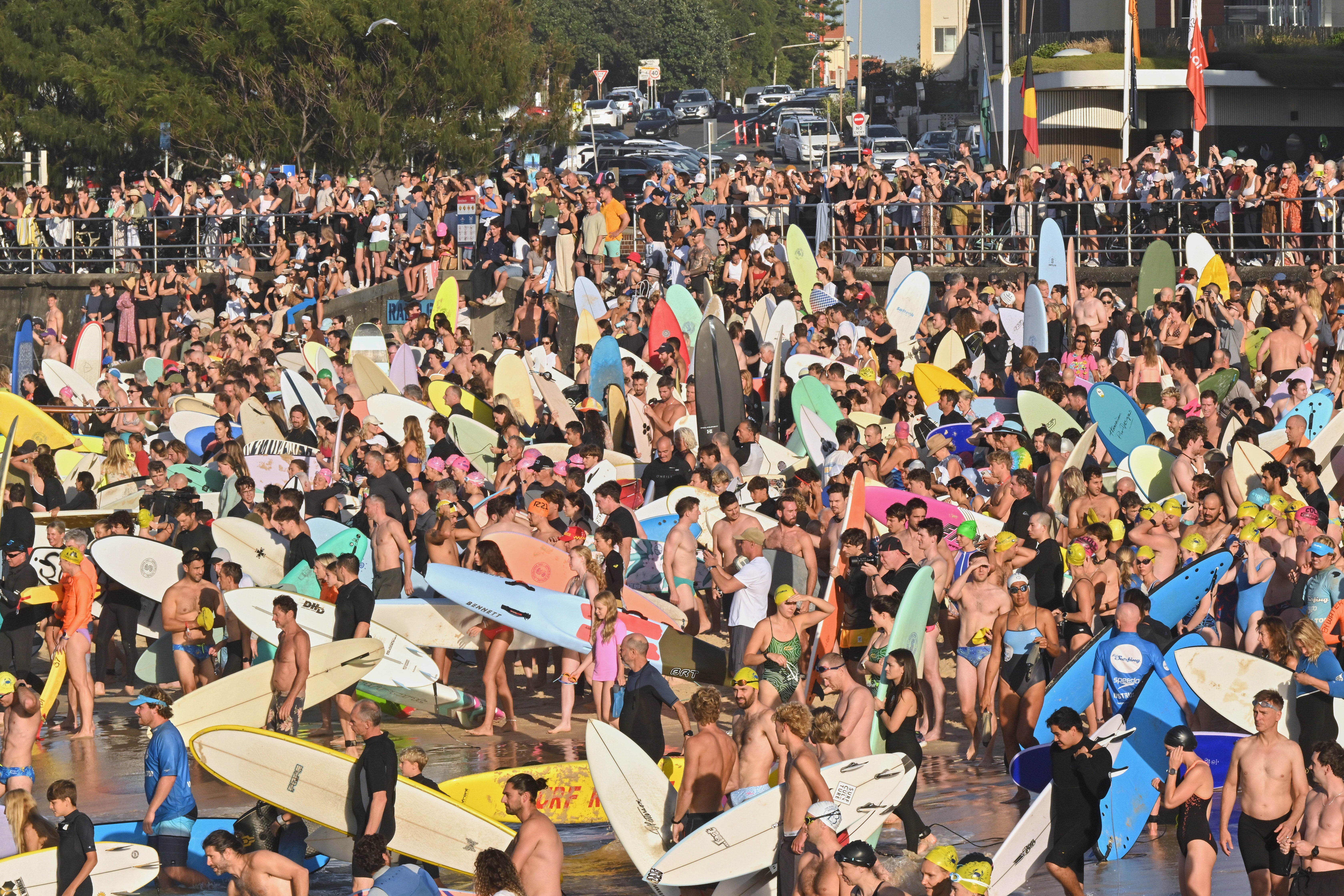 Surferi i plivači pripremaju se isplivati ​​na plažu Bondi Beach u Sydneyu u petak, 19. prosinca 2025., nakon pucnjave prošle nedjelje