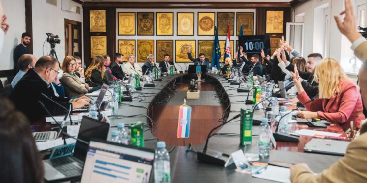 BURNO I NAPETO Skoko i Bekavac odmah su se “pofajtali”: “Nemojte biti nervozni”. Uključio se Stanišić: “Očekivano je da Skoko provocira”