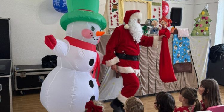 Badnjak u Mircima: Predstava za djecu, 80 poklona i 431 euro za “Bračke pupoljke”