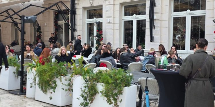 Badnje jutro u Pjaci: Kiša se povukla, a grad oživio božićnim šušurom