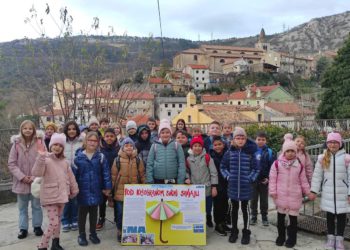 Bakarski učenici dobivaju svoj školski kišobran
