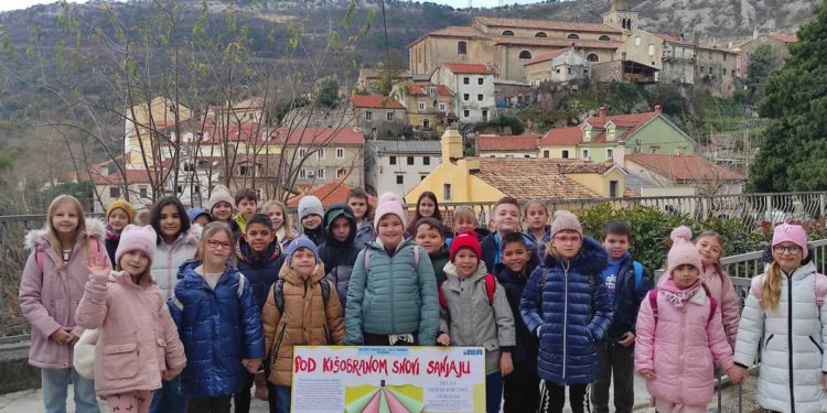 Bakarski učenici dobivaju svoj školski kišobran