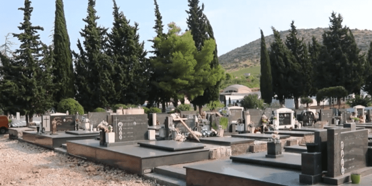 Bizarno: Automobilom se vozio po gradskom groblju u Šibeniku, policija ga kaznila