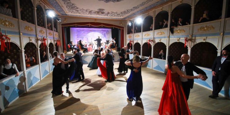 Božićni bal u Hvarskom kazalištu: Povratak tradicije na najljepši plesni podij