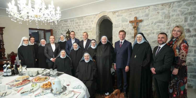 Božićni susret tradicije i zajedništva: župan Bilaver posjetio benediktinke i franjevce