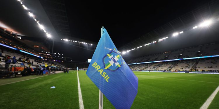 Brazil, igrač na terenu s elektronskom narukvicom za promociju