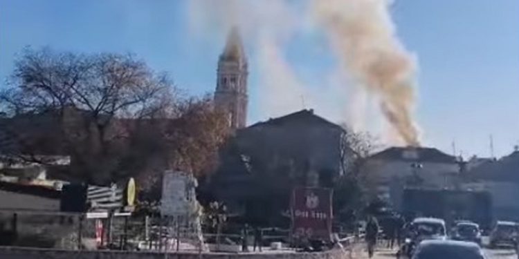 Buknuo požar u staroj jezgri Trogira, vatrogasci na terenu: Građane uznemirio gusti dim